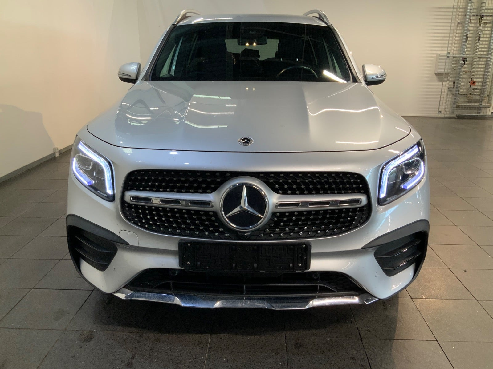 Sølv Mercedes GLB200 d fra 2021