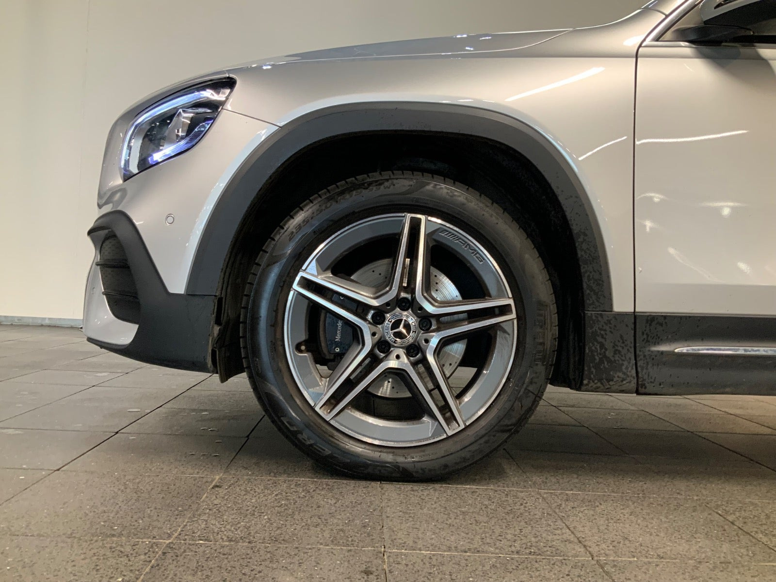 Sølv Mercedes GLB200 d fra 2021