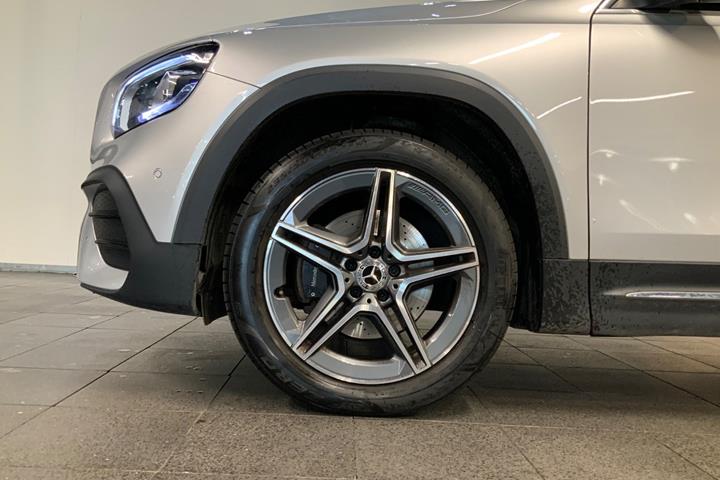 Sølv Mercedes GLB200 d fra 2021
