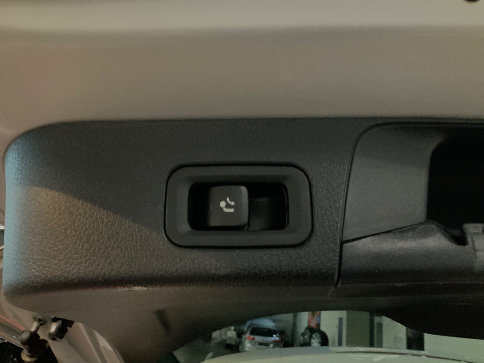 Sølv Mercedes GLB200 d fra 2021