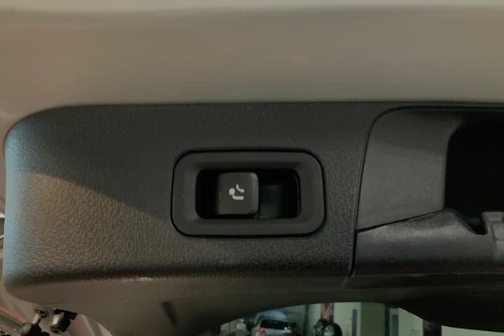 Sølv Mercedes GLB200 d fra 2021