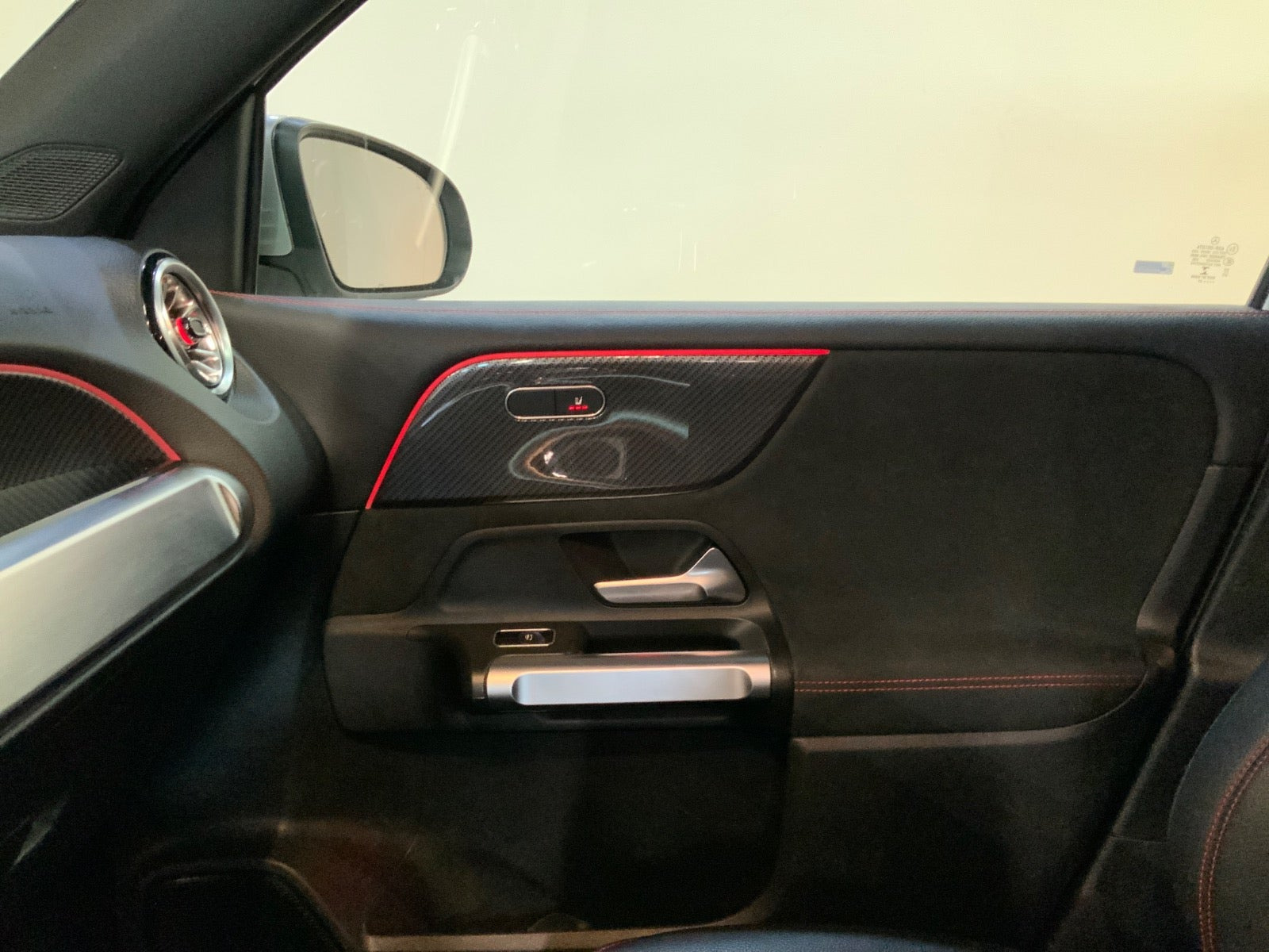 Sølv Mercedes GLB200 d fra 2021