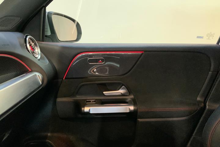 Sølv Mercedes GLB200 d fra 2021