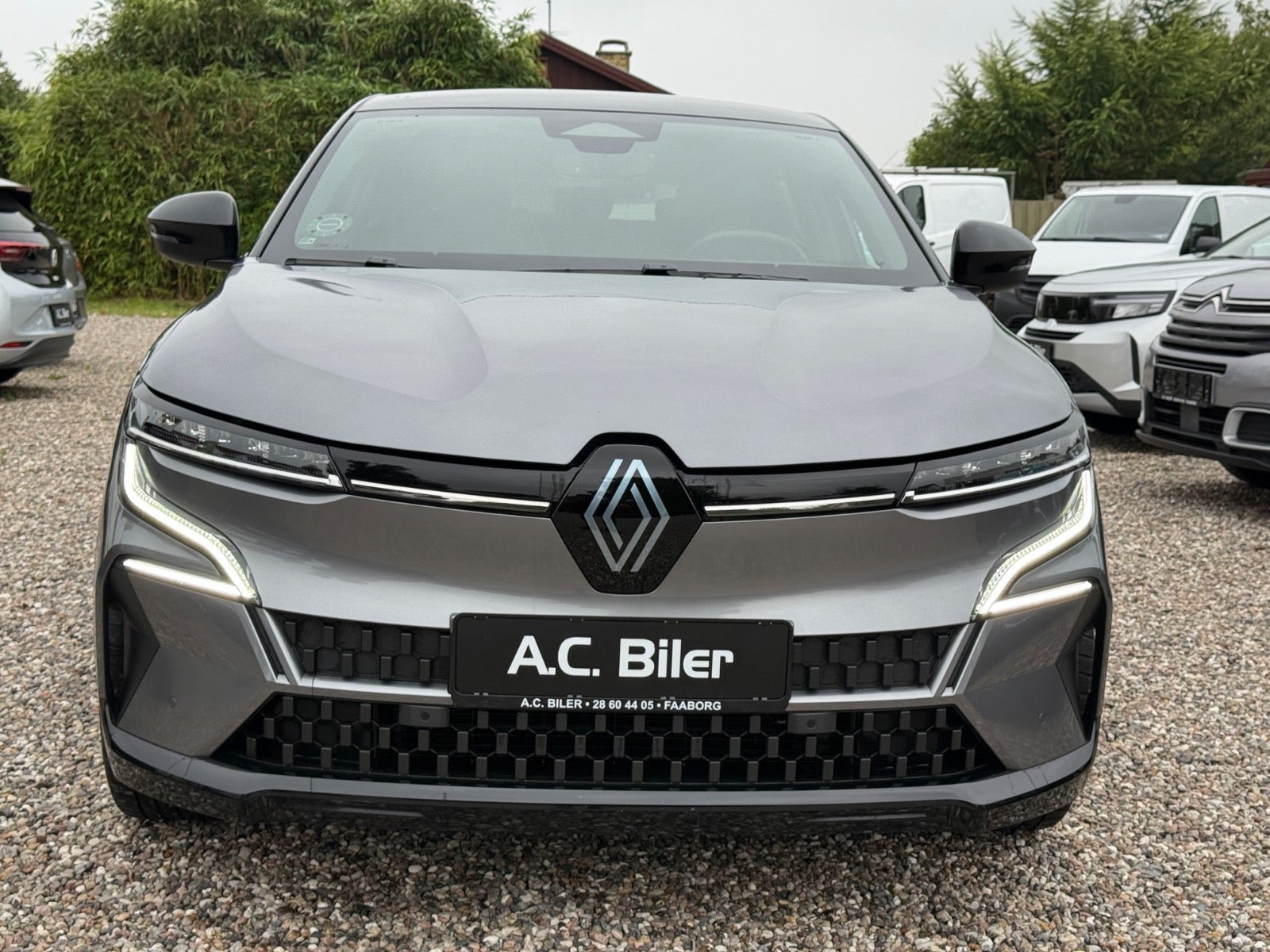 Grå Renault Megane E-Tech fra 2024