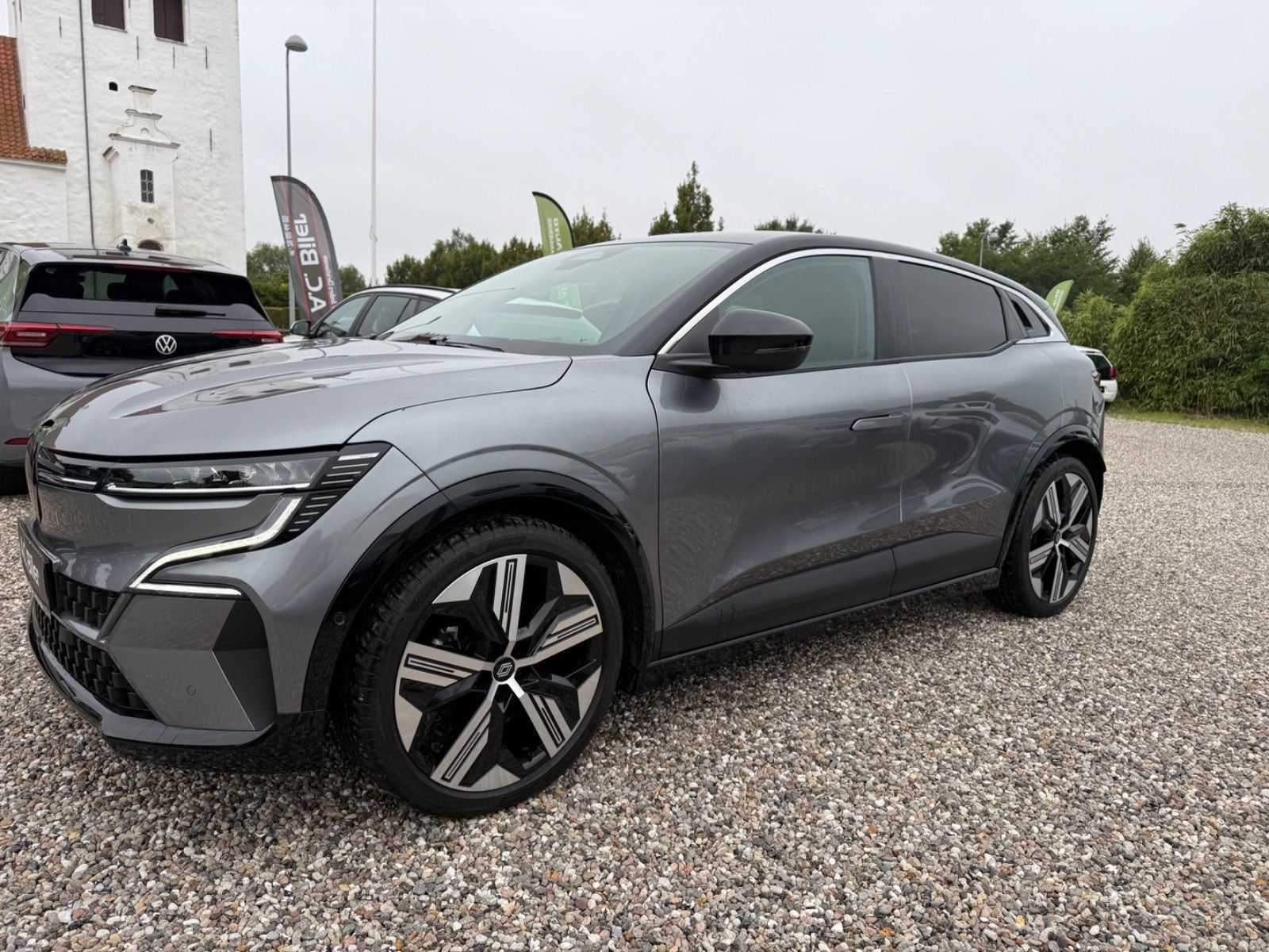 Grå Renault Megane E-Tech fra 2024