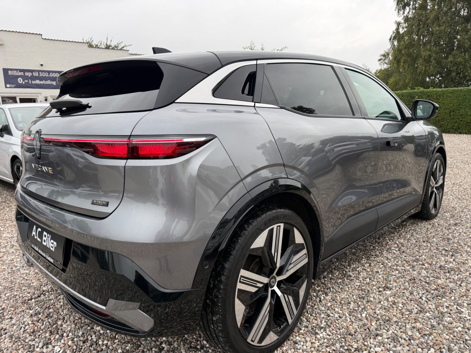 Grå Renault Megane E-Tech fra 2024