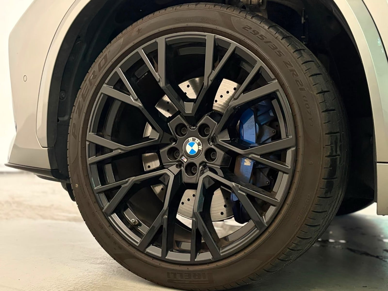 Sølv BMW X5 fra 2021