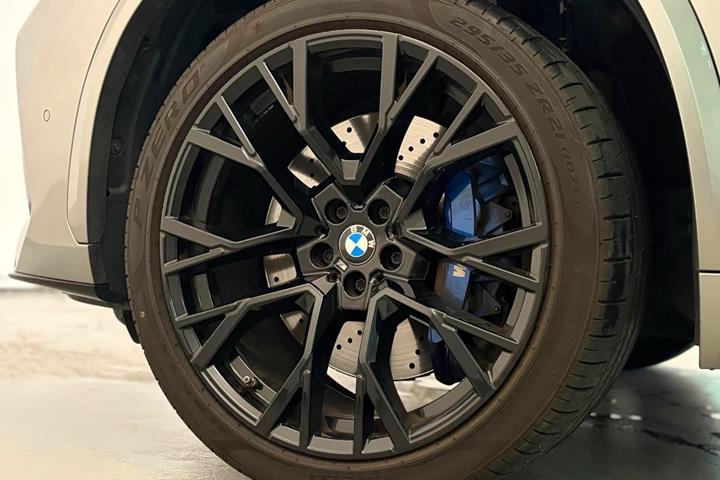 Sølv BMW X5 fra 2021