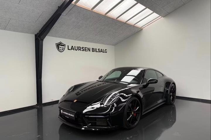 Sort Porsche 911 Carrera 4S fra 2021