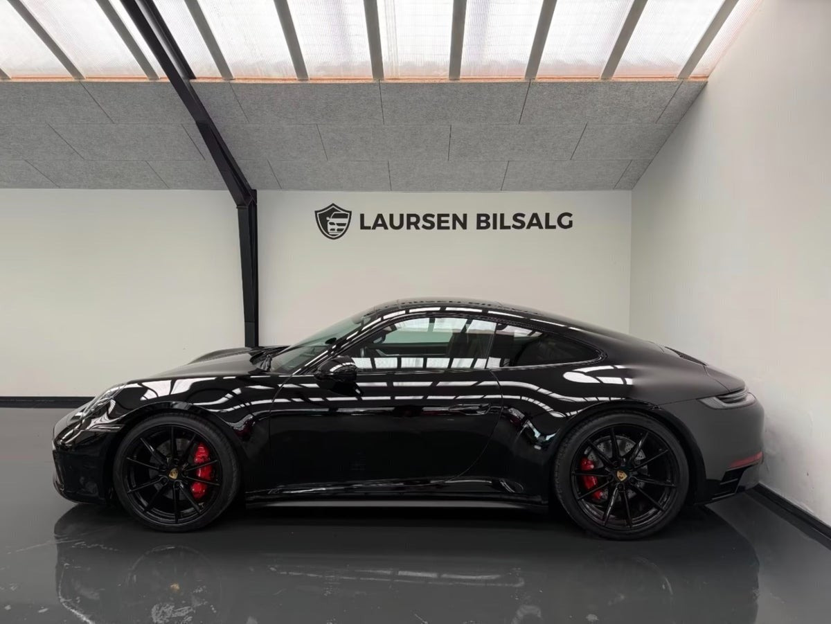 Sort Porsche 911 Carrera 4S fra 2021