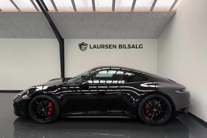 Sort Porsche 911 Carrera 4S fra 2021