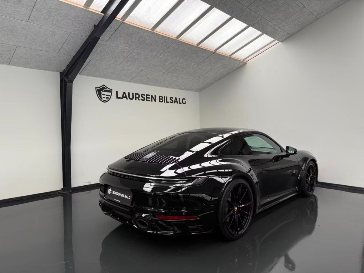 Sort Porsche 911 Carrera 4S fra 2021