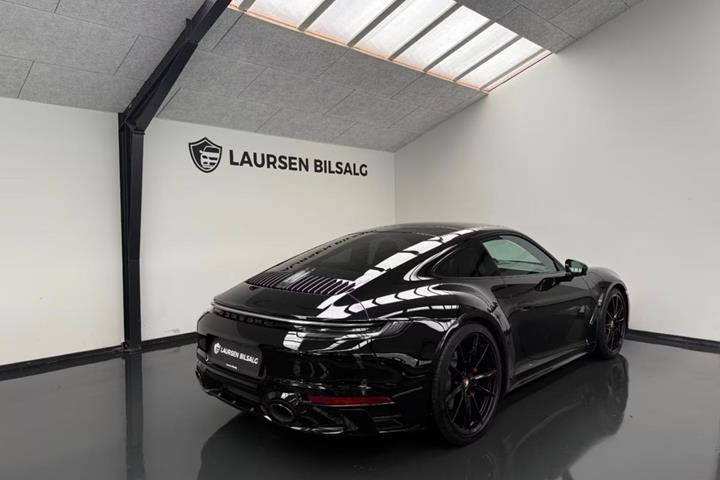 Sort Porsche 911 Carrera 4S fra 2021