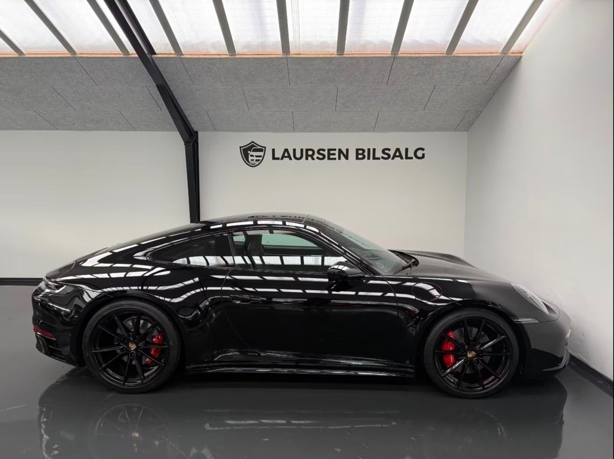 Sort Porsche 911 Carrera 4S fra 2021