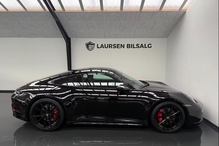 Sort Porsche 911 Carrera 4S fra 2021