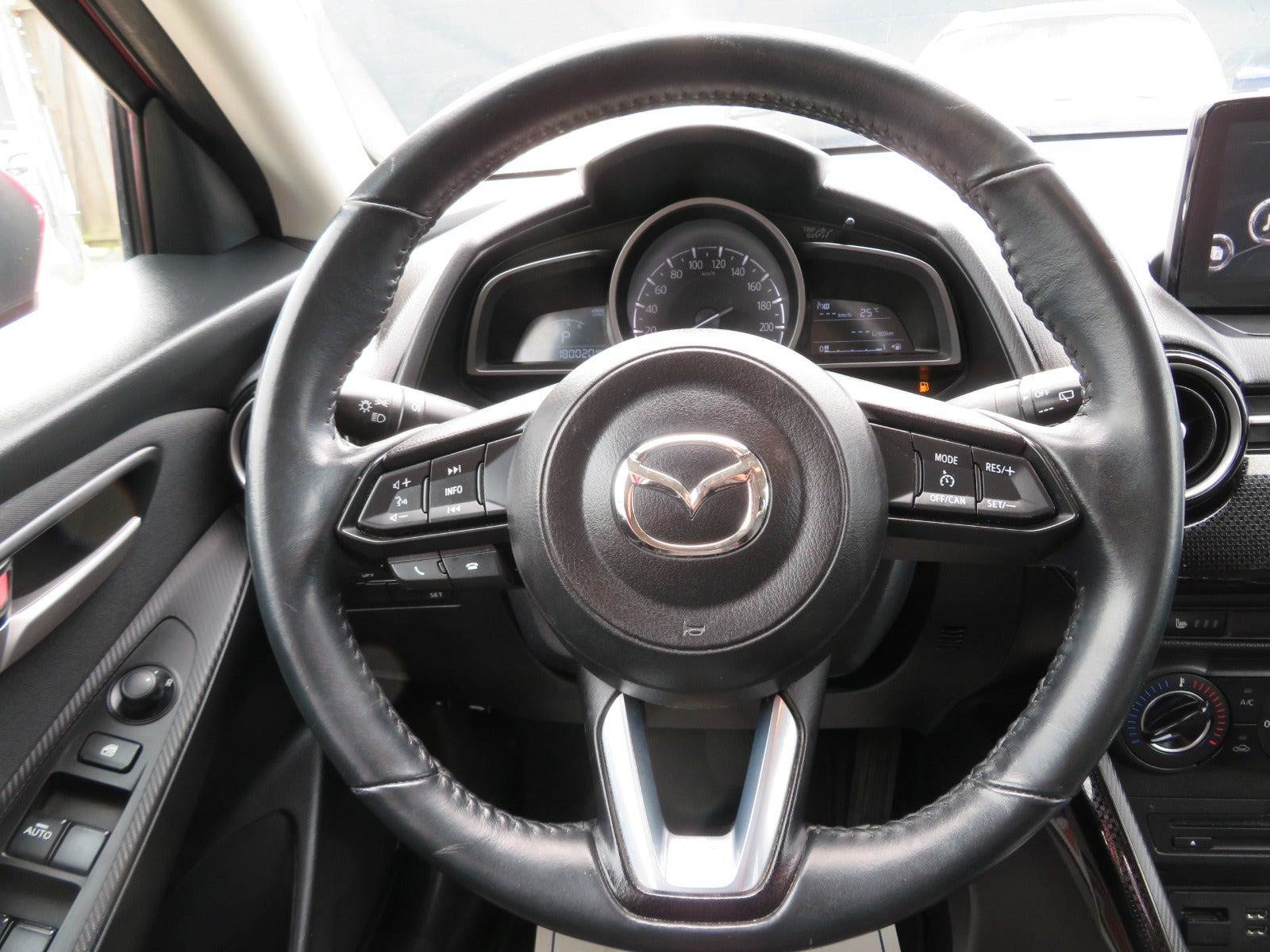 Rød Mazda 2 fra 2018