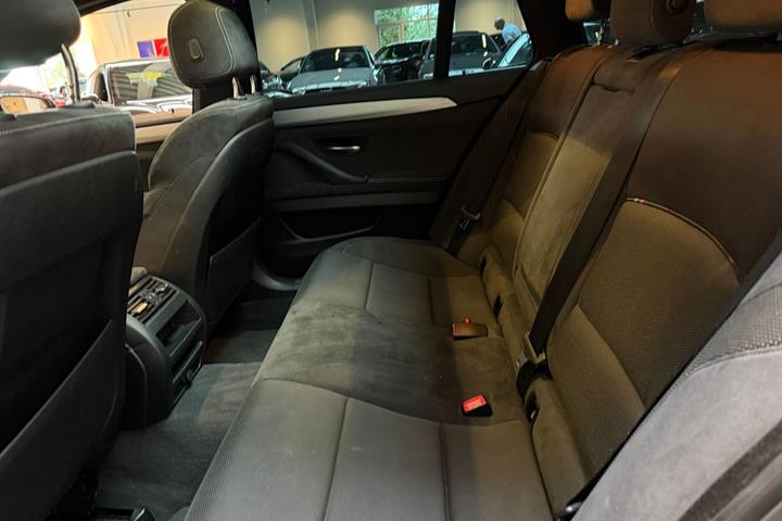 Sølv BMW 520d fra 2016