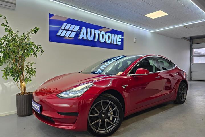 Rød Tesla Model 3 fra 2020 set udefra