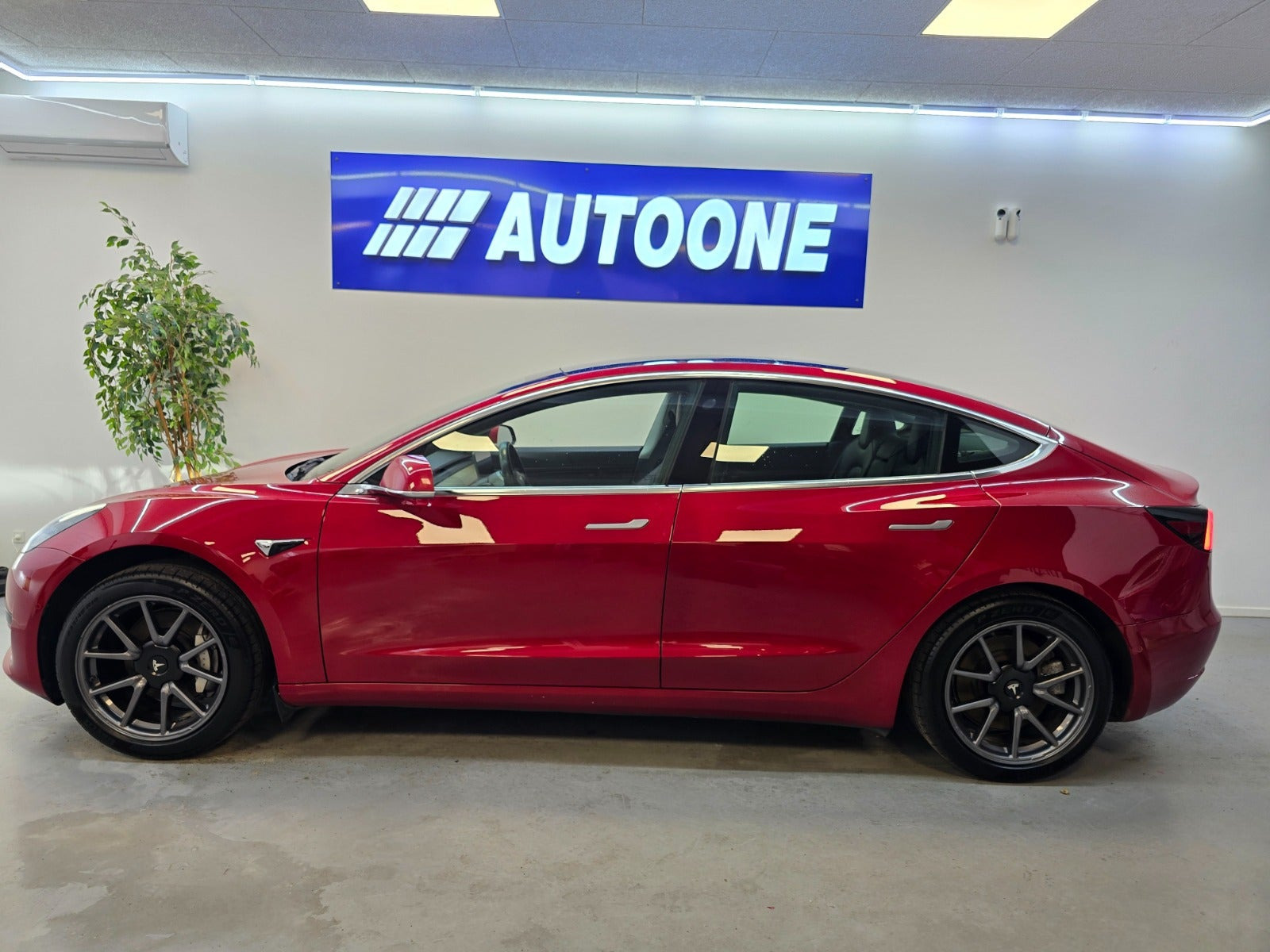 Rød Tesla Model 3 fra 2020