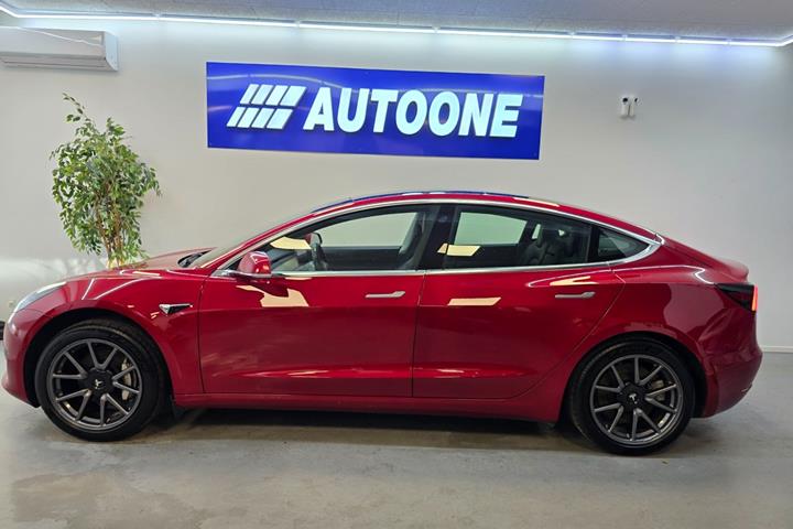 Rød Tesla Model 3 fra 2020