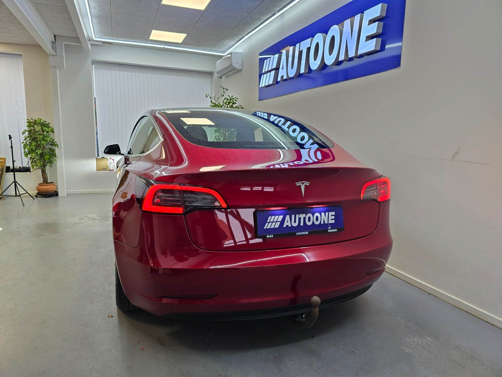 Rød Tesla Model 3 fra 2020