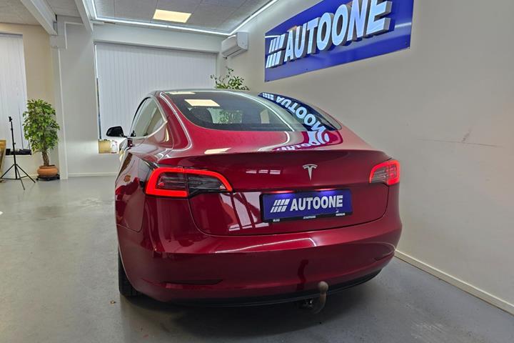 Rød Tesla Model 3 fra 2020
