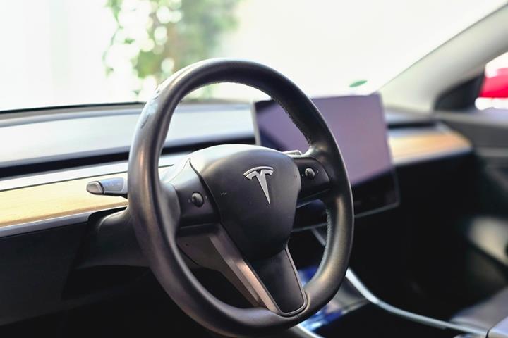 Rød Tesla Model 3 fra 2020