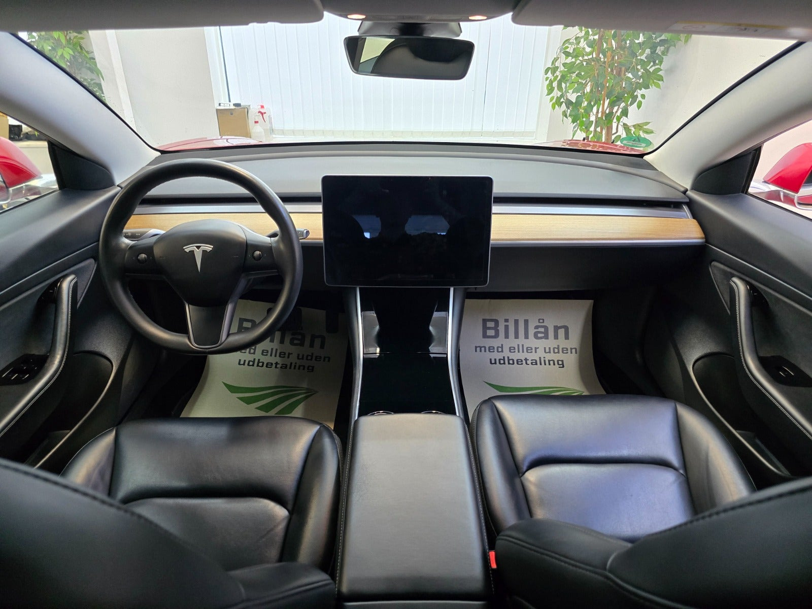 Rød Tesla Model 3 fra 2020
