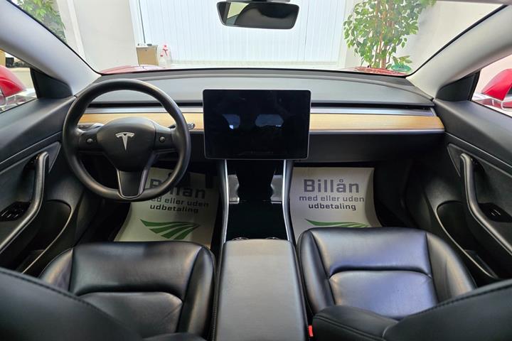 Rød Tesla Model 3 fra 2020
