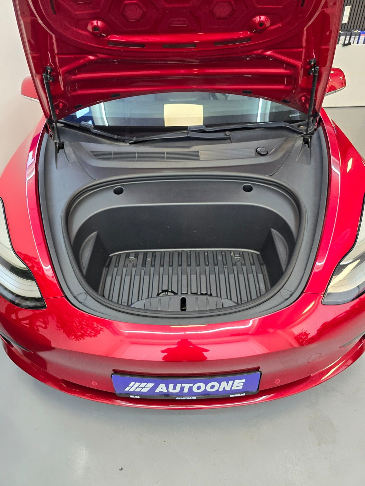 Rød Tesla Model 3 fra 2020