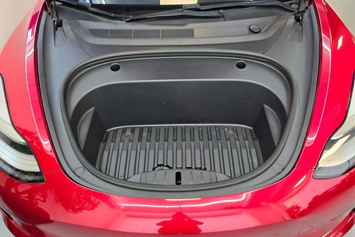 Rød Tesla Model 3 fra 2020