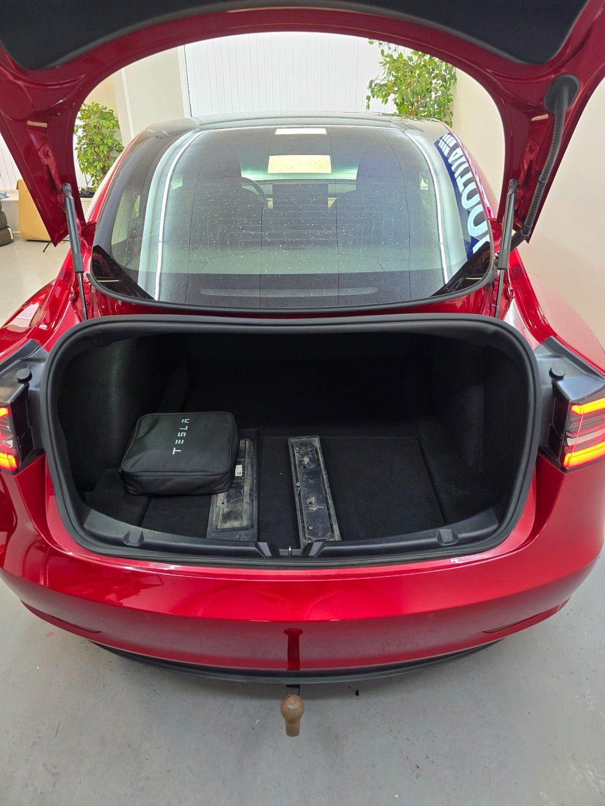 Rød Tesla Model 3 fra 2020