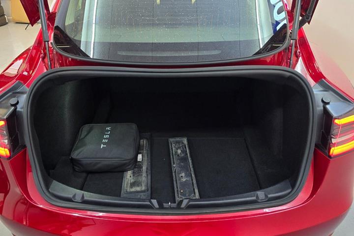 Rød Tesla Model 3 fra 2020