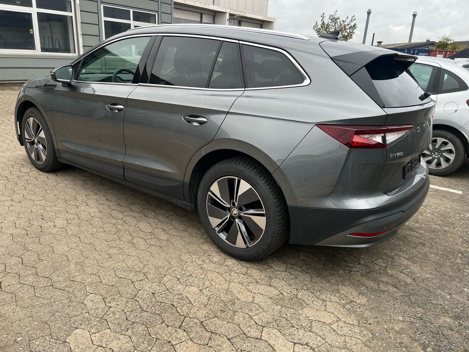 Grå Skoda Enyaq fra 2025