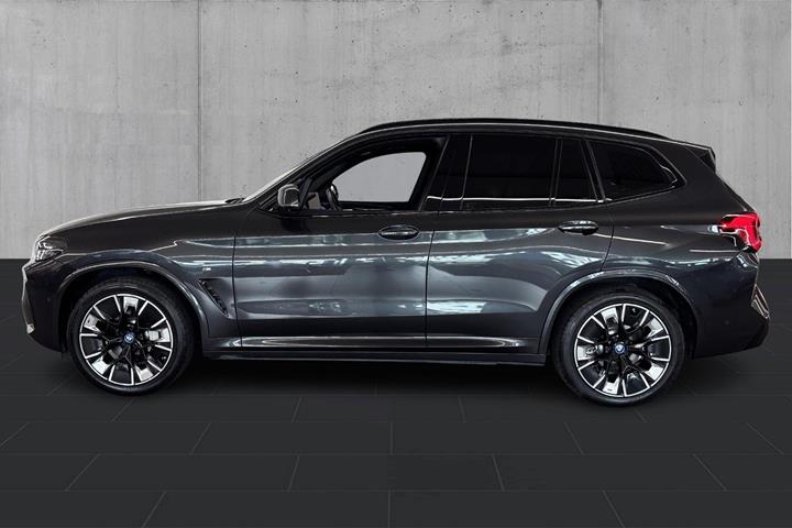 Grå BMW iX3 fra 2024