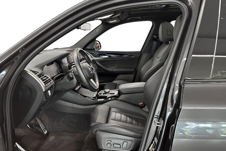 Grå BMW iX3 fra 2024