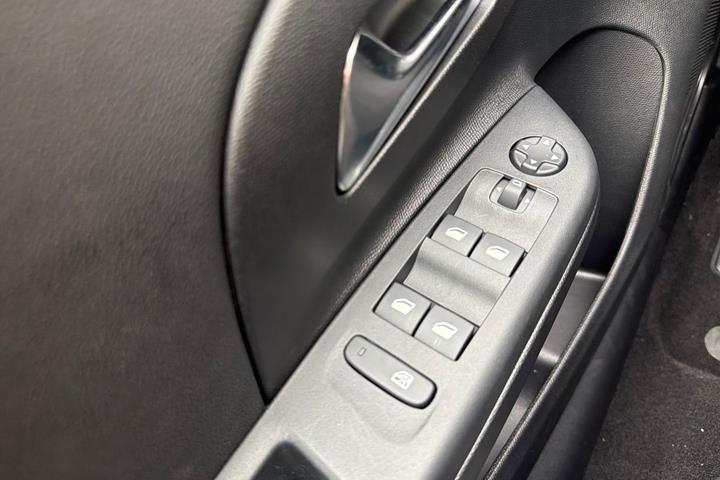 Hvid Opel Corsa-e fra 2023