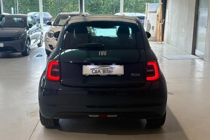 Blå Fiat 500e fra 2024