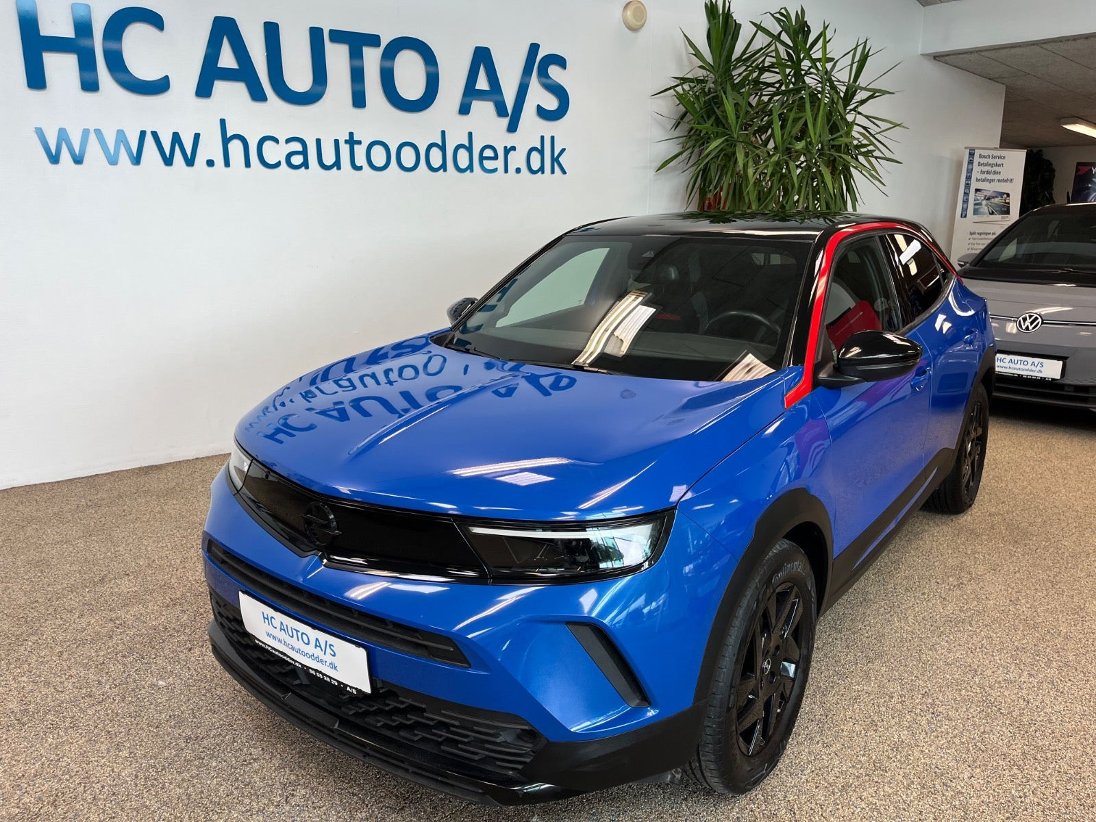Blå Opel Mokka-e fra 2023