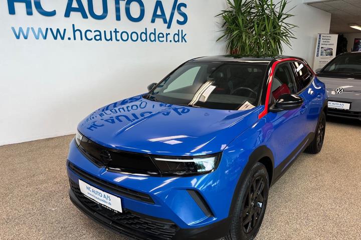 Blå Opel Mokka-e fra 2023