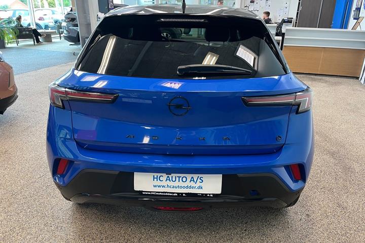 Blå Opel Mokka-e fra 2023