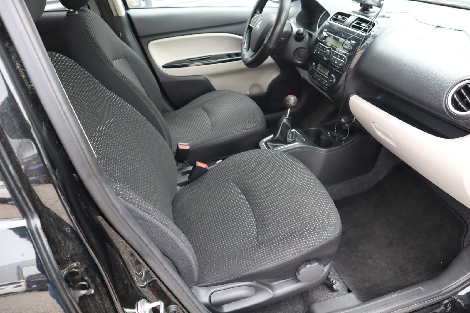 Sort Mitsubishi Space Star fra 2015