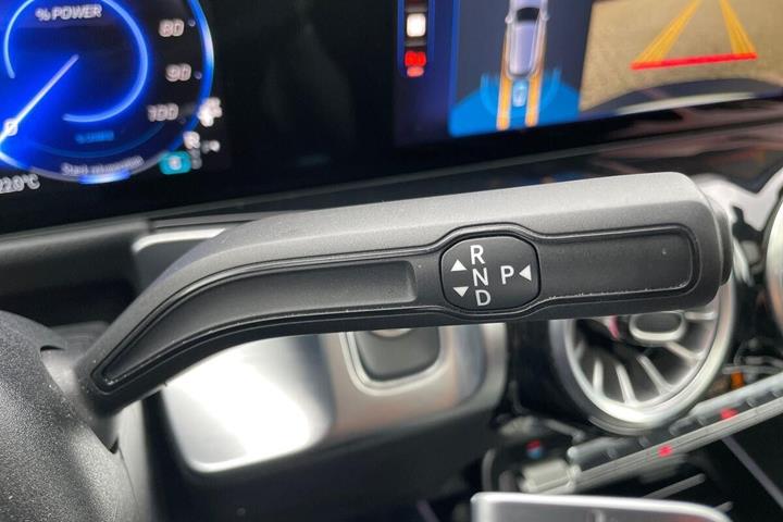 Hvid Mercedes EQB250+ fra 2025
