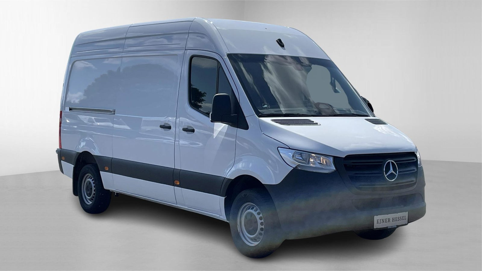 Hvid Mercedes Sprinter 317 fra 2024