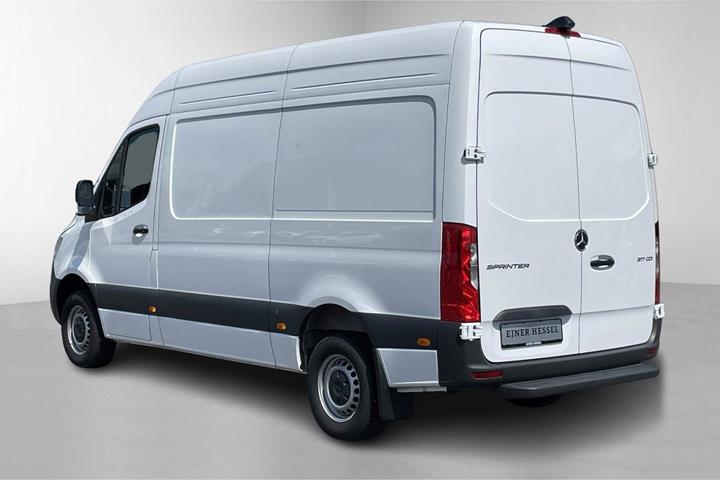 Hvid Mercedes Sprinter 317 fra 2024