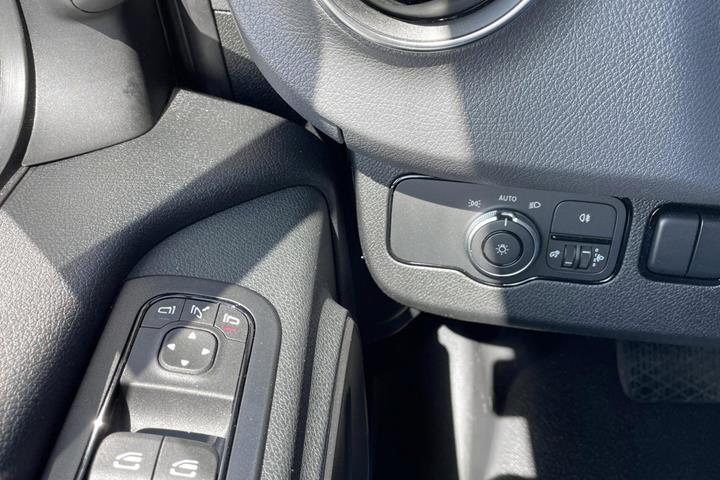 Hvid Mercedes Sprinter 317 fra 2024