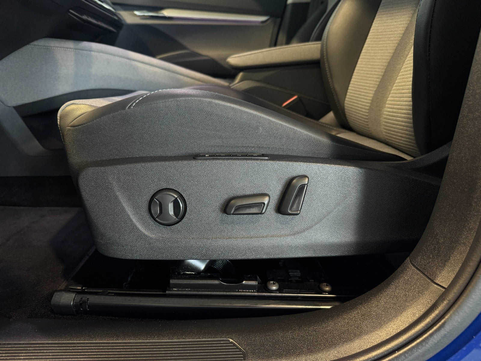 Blå Skoda Enyaq fra 2024