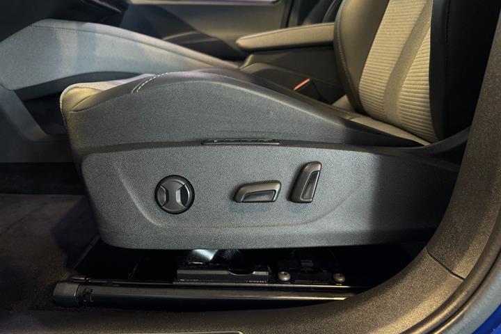 Blå Skoda Enyaq fra 2024