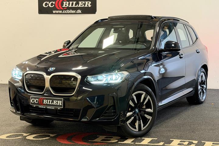 Blå BMW iX3 fra 2022 set udefra