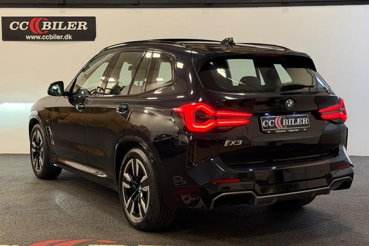 Blå BMW iX3 fra 2022